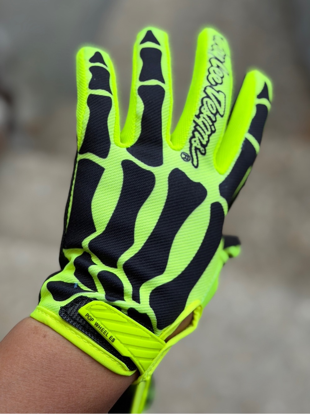 Gloves - Picture 3 of 9